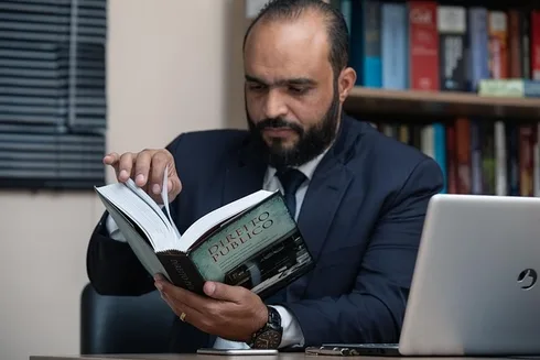 lawyer-attorney-law-judge-640x480-5238650.jpeg